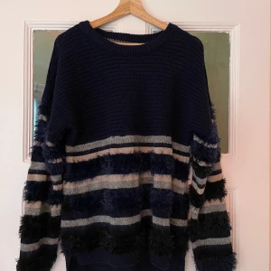 Stickad tröja DAGMAR mohair - Stickad marinblå tröja från House Of Dagmar i  mohairblandning.  Lappen avklippt p.g.a. obehag i nacken.  Hur skön som helst, passar S och M.