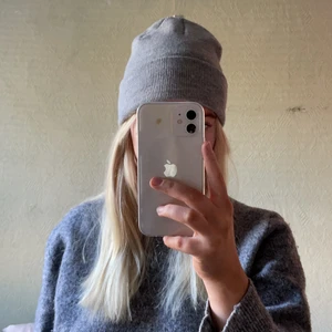 Mössa  - Säljer denna mysiga mössa, den är lite liten i storleken, så passar nog bättre till dom som har lite mindre huvud som jag💕💕