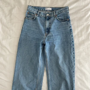 Zara Jeans - Säljer dessa super fina jeansen som tyvärr är för små för mig. Storlek 36, super fina och passar till allt💕