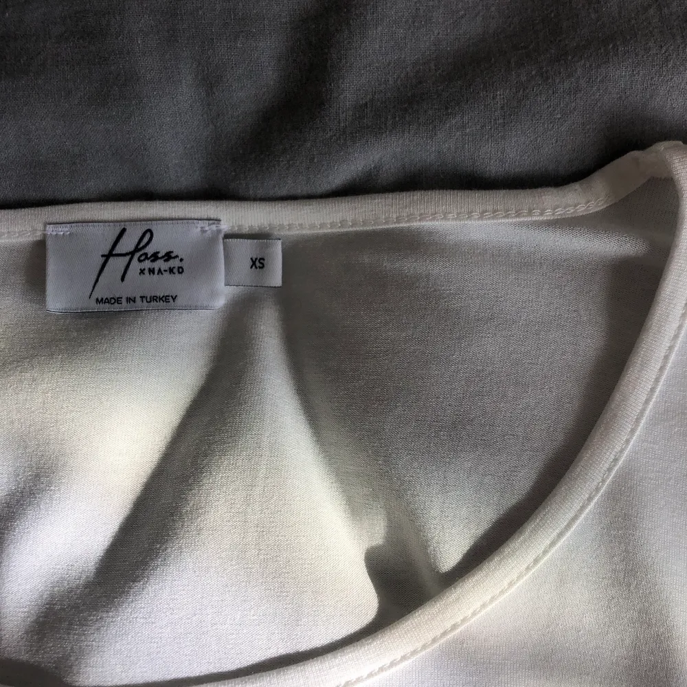 Jättefin tröja som jag köpte på en NA-KD outlet. Har fina detaljer på sidorna😍 Är dock lite för liten så har aldrig använt. Köparen står för frakten, budgivning i kommentarerna!🥰. Toppar.