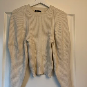 Stickad tröja från Gina tricot storlek S - Säljer pågrund av att den inte kommer till användning. Använd Max 2 ggr. Armarna är pösiga och materialet är inte sticksigt. 