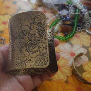 Brons armband  - Stora brons liknade metall armband. Fint från Då. Helt .