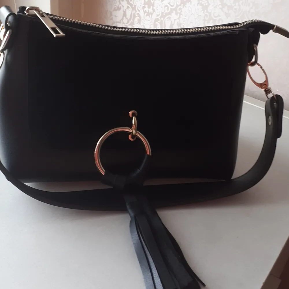 Här som ni ser så säljer jag en svart handväska som är väldigt fin man kan ha den på sommaren!🌸. Accessoarer.