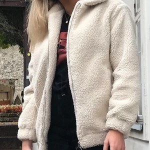 Teddyjacka - Beige jacka från Bershka i strl XS i fint skick: ) färgen gör sig rättvis i första bilden! Frakt förekommer runt 90kr