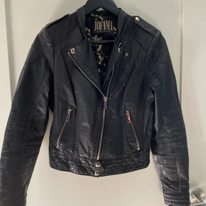 Jofama skinnjacka storlek 36 - Denna skinnjacka från Jofama är supersnygg nu till hösten. Den är normal i storleken och sitter jättefint på. Originalpris är 2500 och säljer den för 999, skriv om du har fler frågor.