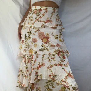 Blommig Maxi kjol zara  - Blommig maxikjol från zara! Märkt storlek M men passar även mindre beroende på önskad passform! När ner till anklarna på mig som är 169 lång. Köpar water för 66kr frakt. 