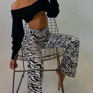 Zebra byxor  - Själver dessa trendiga och balla byxorna från motel rocks. Knappt använda då de är i jättebra skick. Storlek xs men massar jättebra på mig som kan ha både xs och s. Är 167cm och det är perfekta i längden 💕💕💕 nypris 600kr 