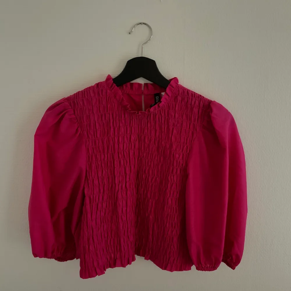 En väldigt fin rosa lite festligare tröja ifrån H&M. Storlek M passar även S, perfekt till ett pink party. Sitter superfint! 6månader gammal använd en gång. Köpte för 150kr 🌟Köparen står för frakten🌟. Toppar.