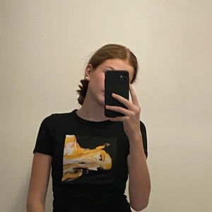 Hm T-shirt  - En T-shirt från hm med en taigtare modell 😊