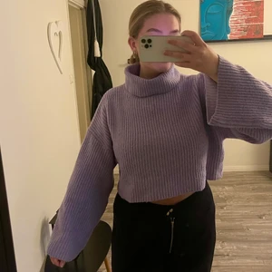 Stickad polo tröja - Stickad polo tröja i fin lila färg, köpt på Monki i storlek Medium. Sitter croppad på mig som är ca 176cm. Säljer för 120kr & köparen står för frakten❤️