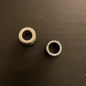 Töjning - Två tunnlar i metall 10mm, knappt använda och felfria. Rengörs innan jag skickar dom. Båda för 35kr eller en för 20kr. Köpare står för frakt