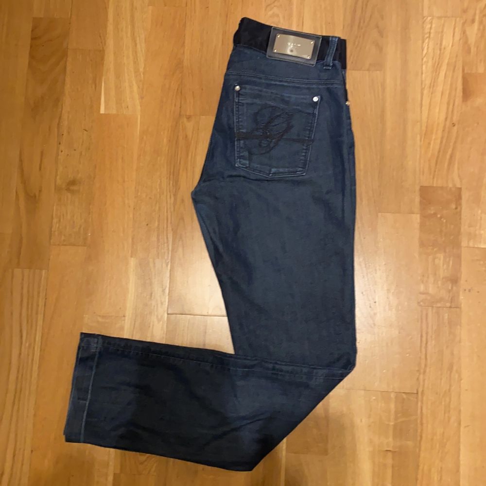 Supercoola lågmidjade jeans från GANT med coolt tyg runt midjan. Storlek W30/L32. Passar mig som är 160 cm. Bra skick. Köparen står för frakten🦋💙. Jeans & Byxor.