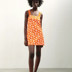 Zara klänning  - Säljer sen här populära klänningen ifrån zara som endast är använd 2 gånger!☺️