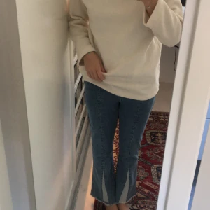 Ett par ass coola jeans i från Claudie Pierlot - Ett par fräcka jeans med en söm längst benet och en triangel längst ner på benet. Köpte förra sommaren och endast använd en gång då de nu har blivit för små för mig. 