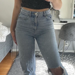Slitna jeans  - Slitna baggy jeans från zara, bra passform, st 36