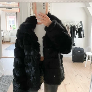 Faux fur jacka Nelly - Svart faux fur jacka från Nelly i storlek 38. (Frakt tillkommer💜). Nypris: 999 kr.