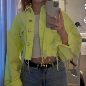 Jacka  - Säljer nu denna jeans jackan , aldrig använt. Hör av dej vid frågor eller annat 