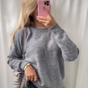 Stickad Tröja - Grå stickad tröja med liten krage från other & stories i str xs men passar också s