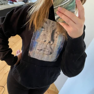 Hoodie - Svart hoodie i unisex modell med superfint tryck köpt från UF-företag 2020. Jättefint skick, storlek S. 200kr, betalas via Swish. Köpare betalar eventuell frakt! 💙⚡️