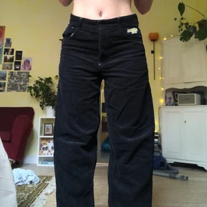 Homeboy X-tra Manchester skater pants  - Jättefina svarta baggy manchesterbyxor från märket Homeboy X-tra, använda 2-3 gånger så är som nya😎 Nypris: 900, Skriv vid intresse och buda gärna i kommentarerna! 