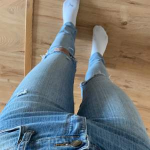 Snygga jeans från cheap monday med hål i knäna! Storlek 30x32, jag är 1,69 cm! 👖