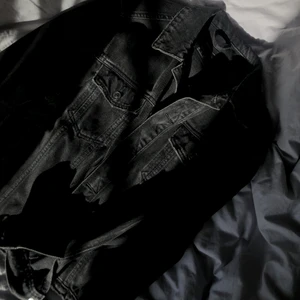 Jeans jacka - Jeans jacka från Bershka! Super snygg, men kommer inte till användning längre! ❤️‍🔥❤️‍🔥