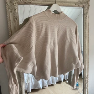 Stickad tröja. - Storlek S, fint skick.