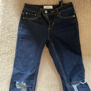 Snygga zara middle waist jeans strl 34 - Favoriterna men för små tyvärr, passar 160-170 cm. Köptes för ca 2-3 år sedan. Bra skick! För frågor skriv gärna!