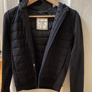 Jacka - Säljer min fina ”västjacka” från Abercrombie and fitch. Det är som en väst fast den har inbyggda armar som är ett sweatshirt material. Storlek xs. 200kr+ frakt. 