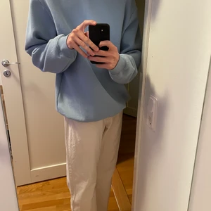 Ljusblå Sweatshirt - Säljer min asfeta sweatshirt från H&M i storlek XL. Den passar även M-L. 