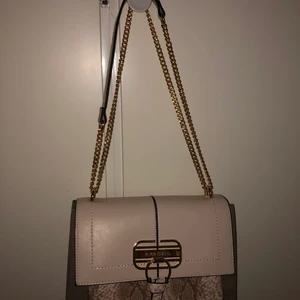 River island väska  - Supersnygg brun & beige river island handväska med lite ormskinnsaktigt som tyvärr aldrig kommit till användning, alltså helt ny och fräsch! skriv för mer bilder!👏🏼