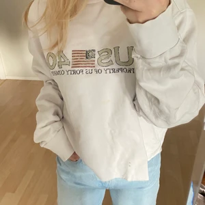 Vit vintage collegetröja  - Oversized vit collegetröja från usa som jag kroppat. Liten fläck på magen och slitningar på ärmarna annars bra skick. 