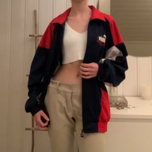 Puma tröja - 80-tals/ 90-tals inspirerad puma tröja med dragkedja. Supersnygg och passar bra till ett par jeans eller till träningen🤩 Har ändats använt ett fåtal gånger. Storlek M men passar både Small och Large lika bra beroende på hur man vill att den ska sitta❤️ Kontakta vid intresse eller bättre bilder