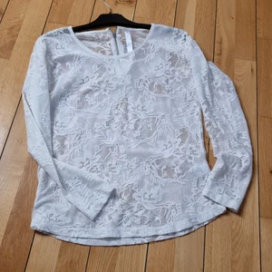 Spetströja - Vit spetsarna med dragkedja i nacken. Nyskick.