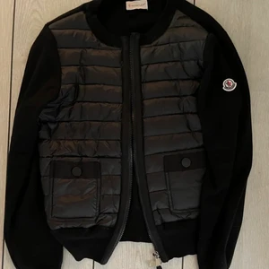 Moncler cardigan - Intressekoll på min sjukt snygga moncler cardigan! Pris kan diskuteras