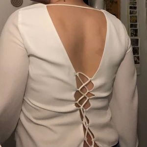 Vit topp med sick-sack rygg  - Vit topp från ZARA från ”Trafaluc collection” med v-neck och snygg rygg, använd en gång. Kan mötas upp runt Östergötland eller så står köparen för frakt. 