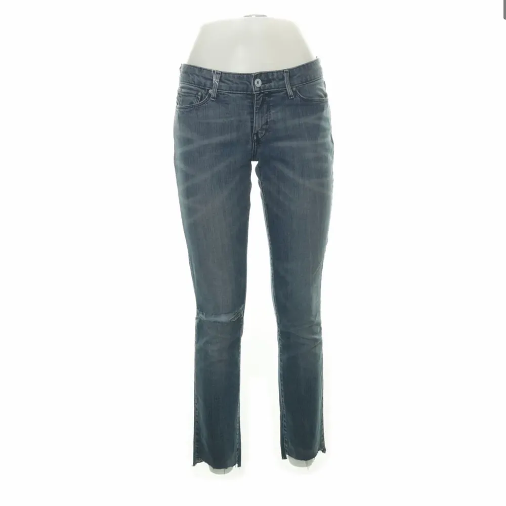 Jeans från levis köpta på sellpy för 125kr! Passade tyvärr inte mig därför säljer jag vidare!!! 💜. Jeans & Byxor.