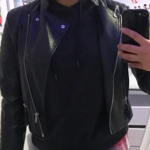 Skinnjacka  - Säljer denna skinnjackan eftersom att jag inte använder den längre💕
