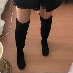 Boots - Höga boots i mocka imitation, aldrig använda så i helt nyskick.