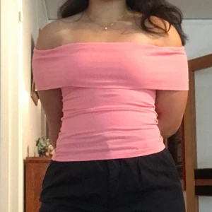 Korallrosa topp  - Korallrosa off-shoulder topp från Ginatricot. Storlek XS. Endast använd 2 gånger.