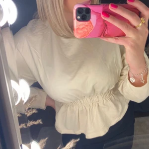 Tröja - Säljer dena tröja från Gina Tricot då ja inte får andvändning för den. Perfekt nu till höst och vinter, har använt den 2-3 gånger.💓🧶 Skriv gärna i meddelande om du har någon fråga eller vi ha fler bilder!!⚡️🍂