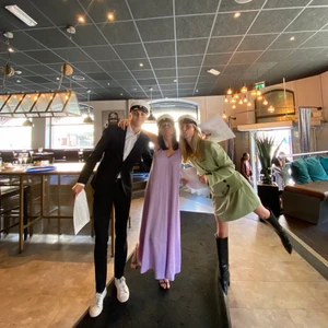 Lila klänning  - En superfin klänning från zara. Den är lång och har ett siden liknande material! Perfekt till sommaren 💜🦄 använd 1 gång 