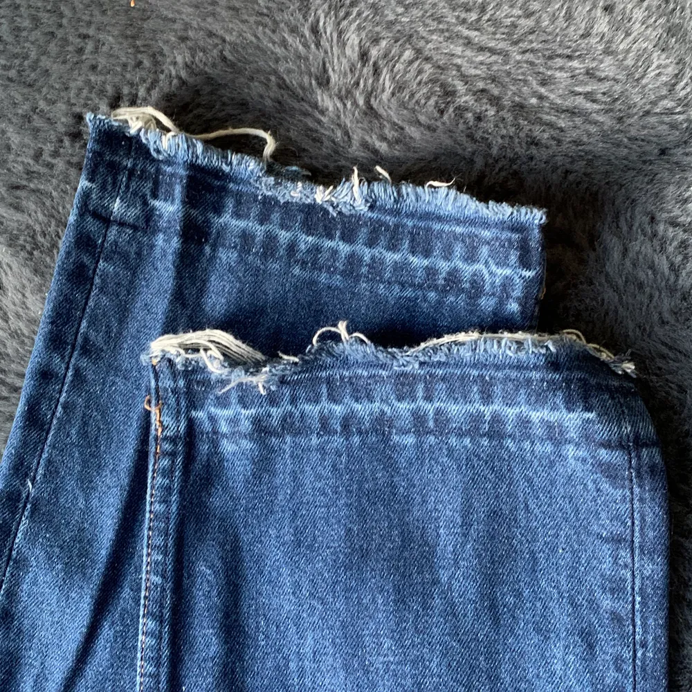 fina mörkblå högmidjade jeans. Från weekday i modellen ”voyage”, där denna färg inte finns att köpa längre. Har sprättat upp sömmarna (se bild 2). Passar bra i längden på mig som är 172. Köparen står för frakten🌟. Jeans & Byxor.