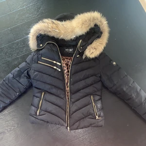 Hollies jacka  - 2 år gammal i bra skick, jag är en medium och den passar perfekt 