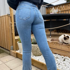 Bootcut jeans - Säljer dessa supercoola blåa jeansen som ej passar min stil längre! Sitter dock dom en smäck med fin bootcut.💙frakt 66kr