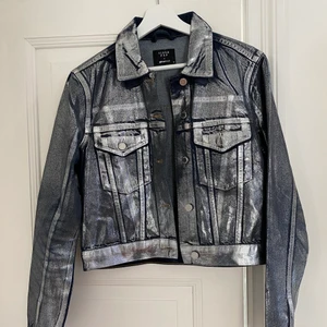 Jeansjacka storlek M - Säljer en skitball glitter silvrig jeansjacka från ginatricot x Icona pop. Använt endast två gånger så den är i ett mycket bra skick.