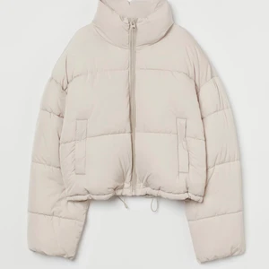 Puffar jacka  - Har köpt två puffar jacka från H&M. En av de är svart och den andre är marinblå, brunt/mörkt röd. Nu vill jag säljer de, eftersom de är för kort för mig. Storleken på båda jackorna är S/M det beror på hur man vill att det ska sättas. 