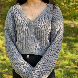 Grå stickad kofta - Midjelång grå stickad kofta med knappar. Använd få antal gånger.