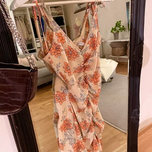 Sommarklänning - Jättesöt sommarklänning från Ivy Revel, osäker på storlek men xs eller s. Dragkedja bak och söm i mitten på både fram- och baksida vilket ger en jättefin figur!