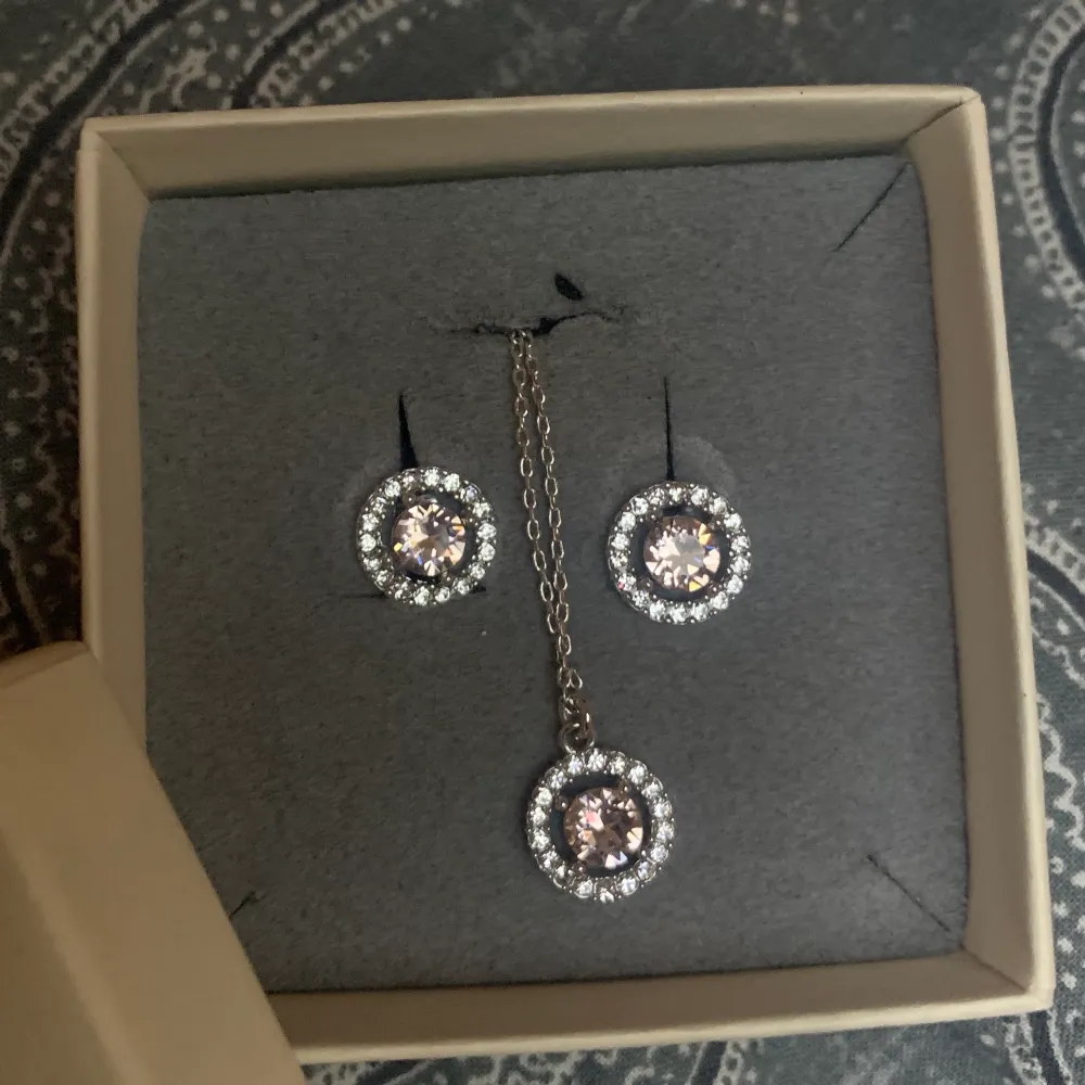 Säljer detta fina halsband tillsammans med liknande örhängen. Silver och rose i färgen. Helt nya, aldrig använda. Fråga om de något ni undrar över💕💕💘. Accessoarer.